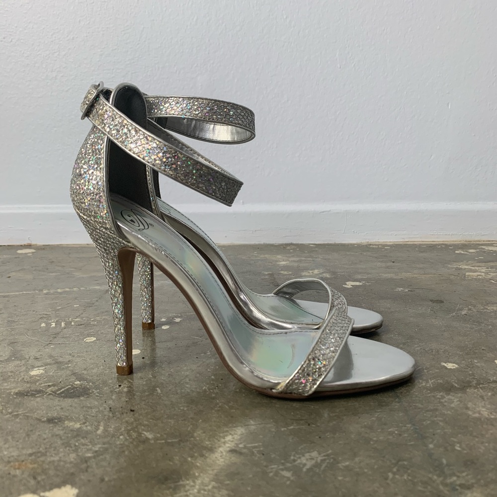 🚫SOLD🚫 Heart in D Ankle strap Heel